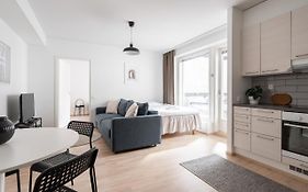 Modern 1Br & Balcony Next To Railway Station